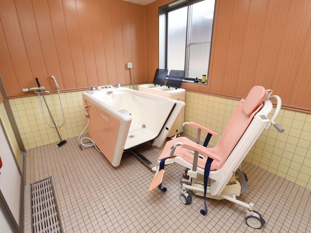  バリアフリー設計の浴室  