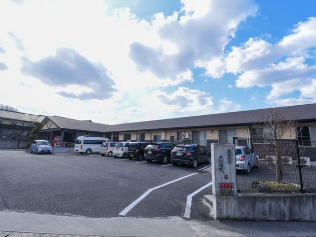  広々とした駐車場の建物  