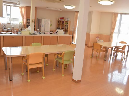 明るい食堂の全体像