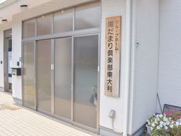 白壁とガラス扉のエントランス
