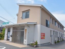 清潔感ある施設のエントランス
