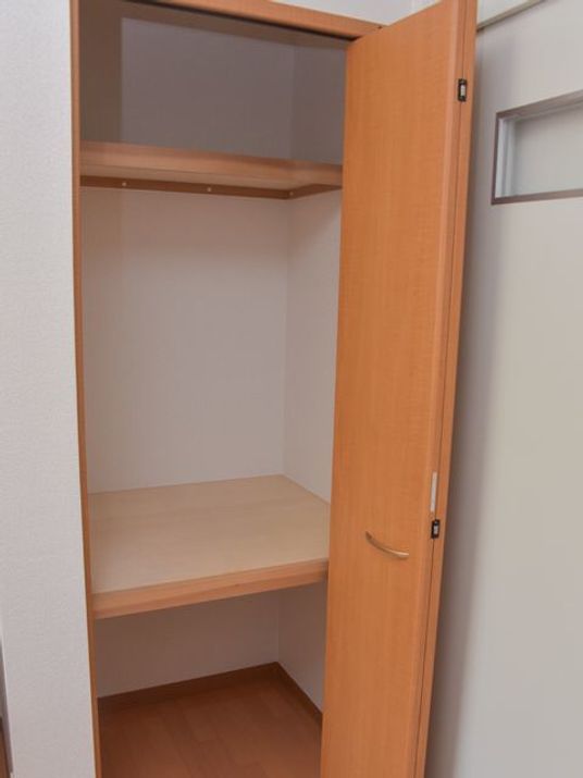 開いた木製クローゼット