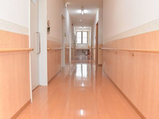 廊下の明るいイメージ