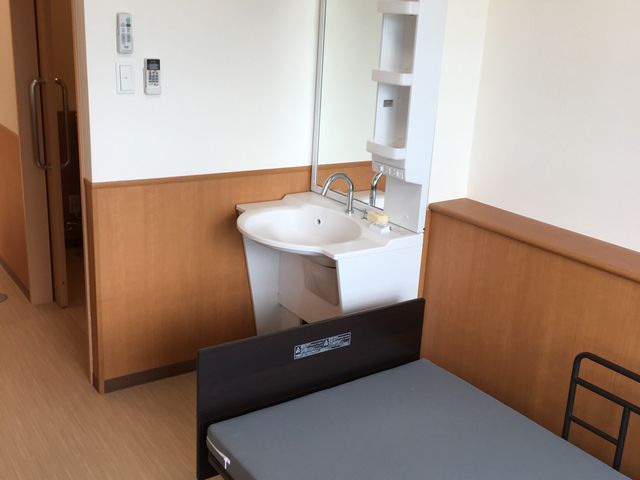 寝室と洗面台の居室 居室 広々とした寝室には、使いやすい洗面台が備わっており、快適に過ごせます。