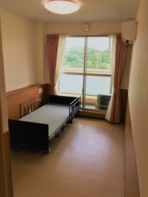 ベッドと窓の居室