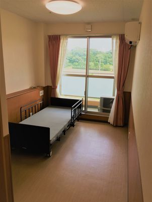 ベッドと窓の居室