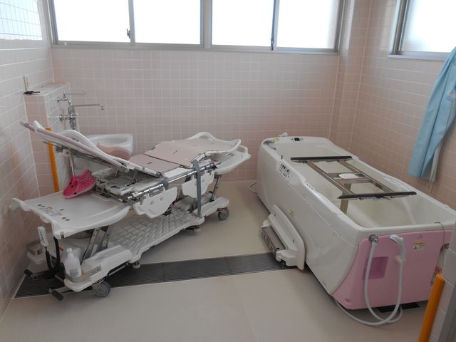 機能的な浴室 浴室 広々とした浴室には、介助がしやすいデザインが施されています。快適なケアが可能です。