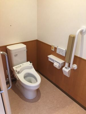 手すり付きのトイレ