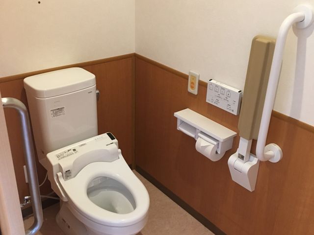 手すり付きのトイレ トイレ 手すりがしっかりついており、安全に使用できるトイレです。清潔感があり快適です。