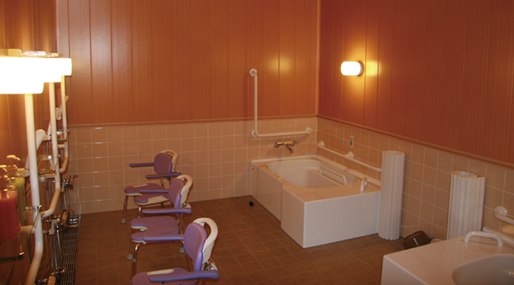 落ち着いた色合いの浴室