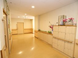 廊下に花が飾られた空間