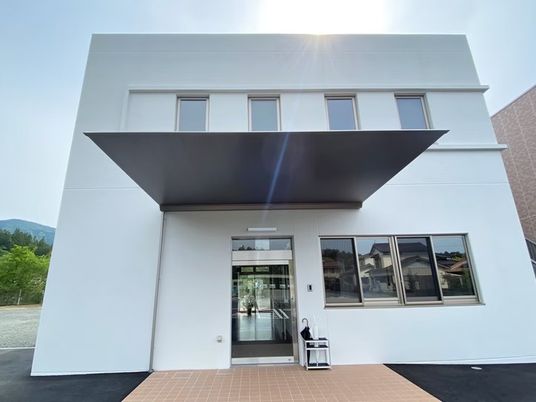 白い建物の外観  