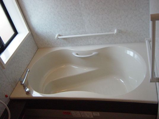 白いバスタブがある浴室