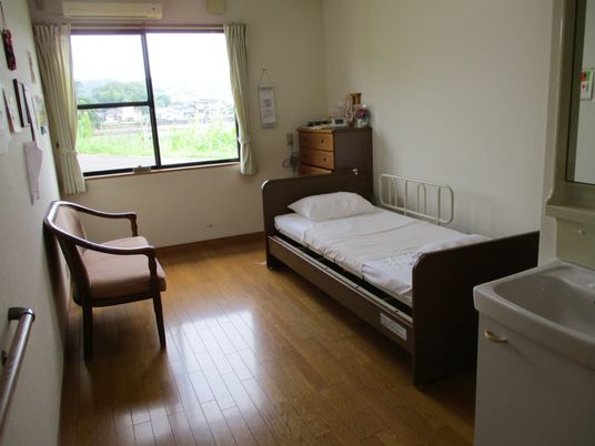 ベッドと椅子のある居室