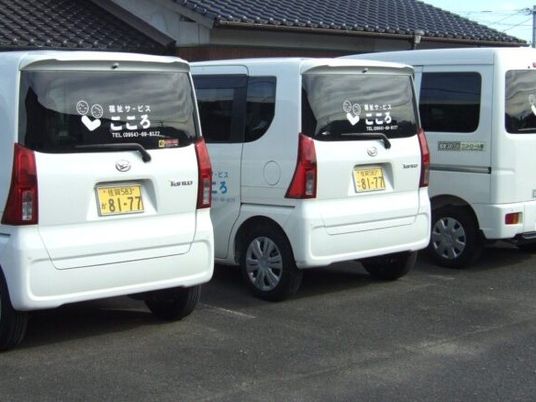 送迎車が並ぶ外観  