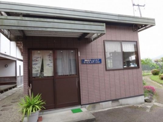 施設の出入口外観  