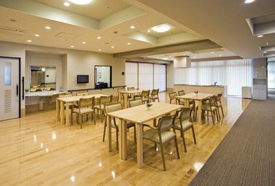 木製テーブルの食堂