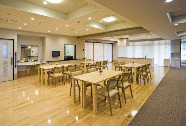 木製テーブルの食堂