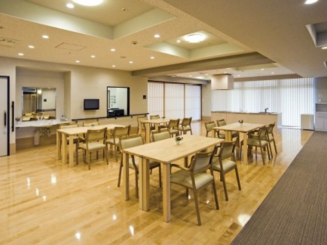 木製テーブルの食堂 食堂 広々とした食堂は、自然光が差し込む明るい空間です。温もりのある木製家具が特徴です。