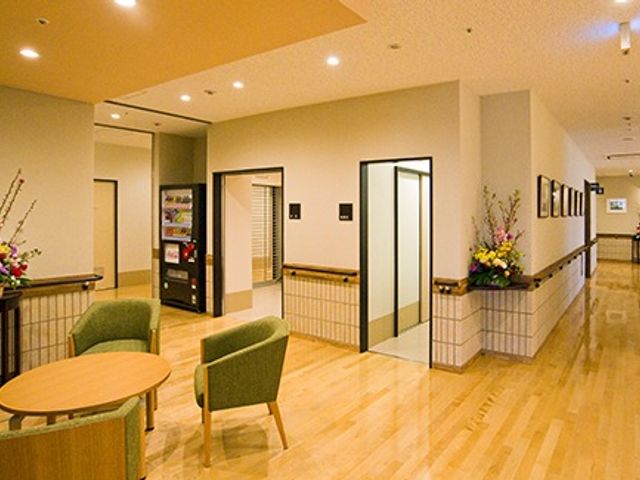 会話が生まれる廊下 廊下 自然光が降り注ぎ、木の温もりが感じられる廊下です。リラックスした雰囲気で仕事が進むでしょう。