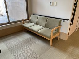 休憩用のソファがある廊下