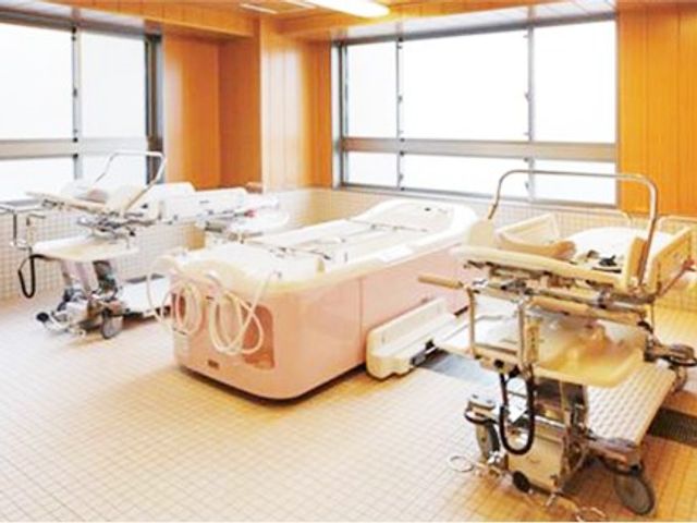 機能訓練室 機能訓練室   明るい窓辺に訓練機器が並ぶ、ゆとりのある空間です。車椅子での移動もしやすそうで、働く場としても見通しがよさそうです。