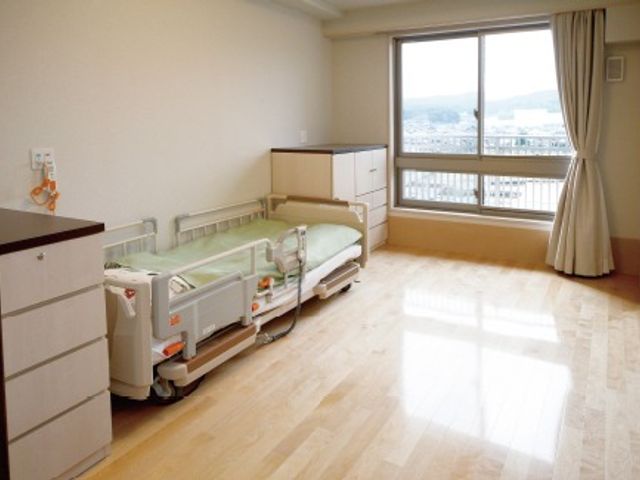 自然光溢れる居室 居室 広々とした居室には大きな窓から自然光がたっぷり入り、快適な環境で過ごせます。