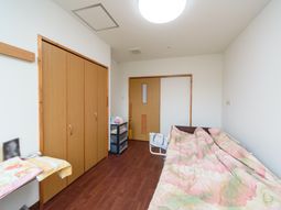 明るい居室の風景