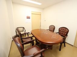 円形テーブルと椅子の会議室