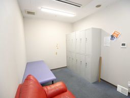 休憩室のロッカーとソファ