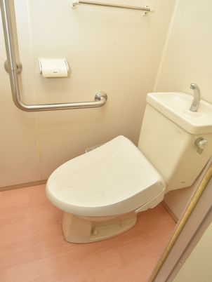 手すり付きトイレ