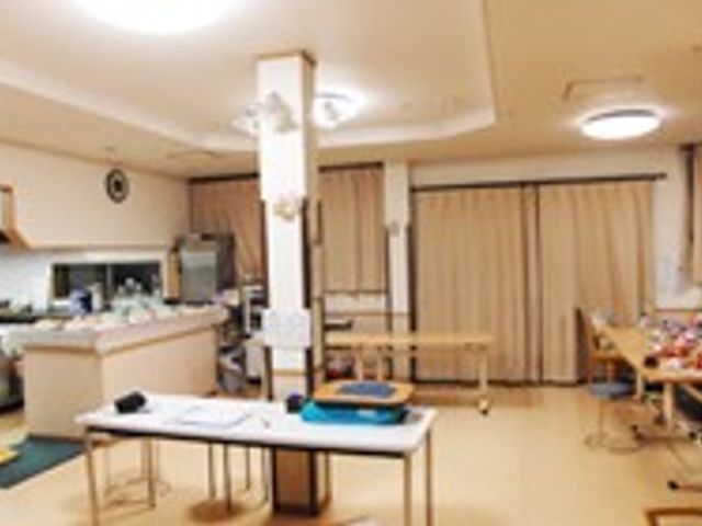 活気あるケアの現場 共有スペース 温かみのある共有スペースで、賑やかなコミュニケーションを大切にしたケアが展開されています。