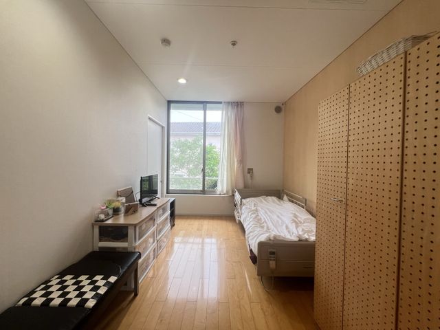 ゆったりした個室居室 居室 広々として明るい個室です。身の回りの物を整理できる収納スペースも備えており、安心してお過ごしいただけます。
