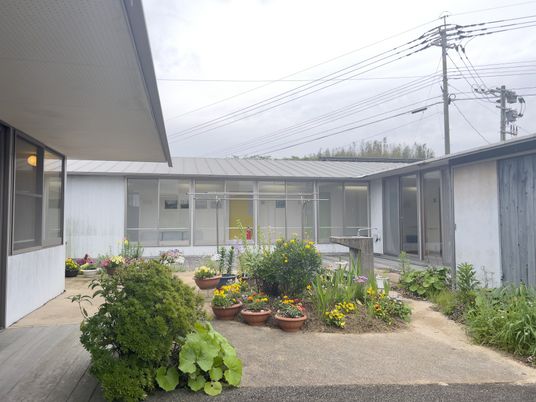 花々が彩る中庭
