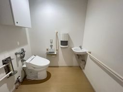 手すり付きの洗面所とトイレ