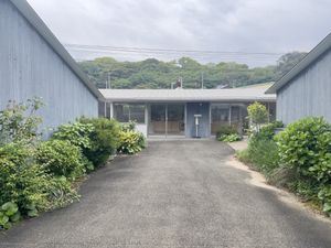 緑に囲まれたエントランス