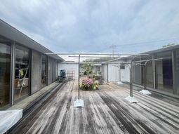 中庭を望む木製デッキ