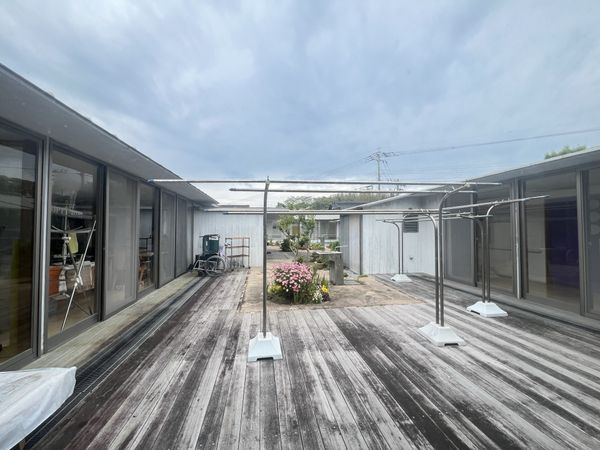 中庭を望む木製デッキ