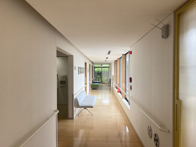 広々とした明るい廊下 廊下 安らぎと明るさを感じる廊下です。手すり沿いに歩くことで安心して移動ができます。