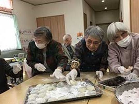 活動中の利用者たち