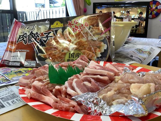 焼き餃子パッケージと生肉