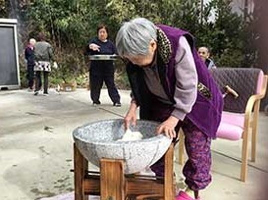 手水鉢を使う高齢女性