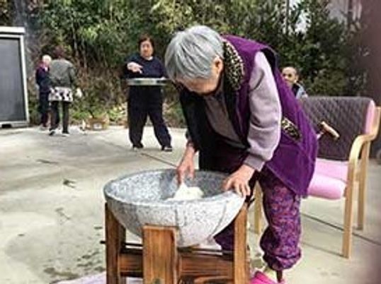 手水鉢を使う高齢女性