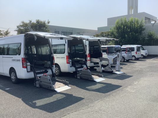 送迎車が並ぶ駐車場  
