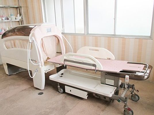 介護用浴槽とベッドの浴室  