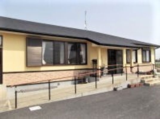 一階建ての明るい外観