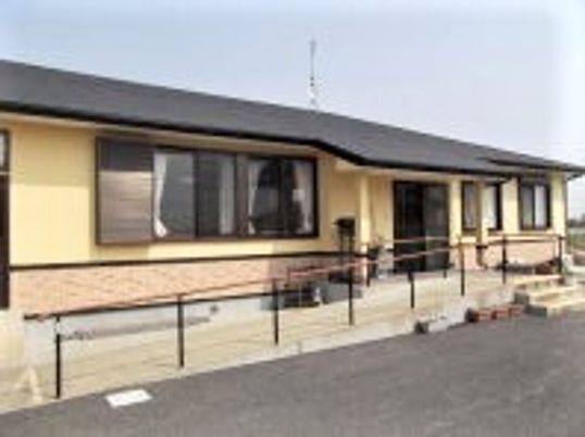 一階建ての明るい外観