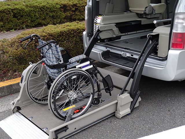 車椅子リフト付き車両 外観 車椅子の搭載が考慮されたリフト付き車両です。移動に便利なサポートが備わっています。