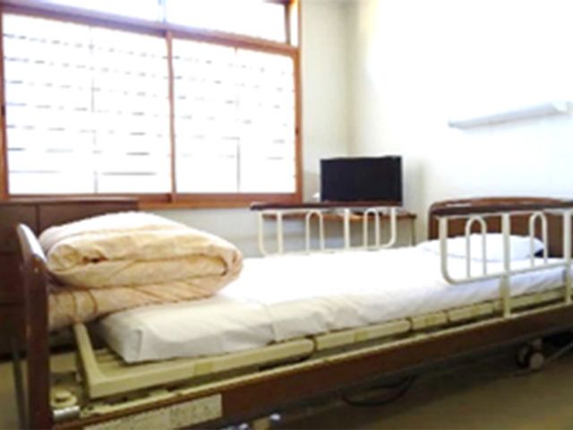 明るい洋室の居室 居室 大きな窓から自然光が差し込む明るい居室です。ベッドが備えられ、快適に過ごせます。