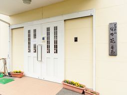 白い扉と看板のある入口